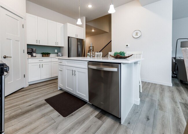Building Photo - FULLY FURNISHED 3 Bed Luxury End Unit Townhome backs to Nature