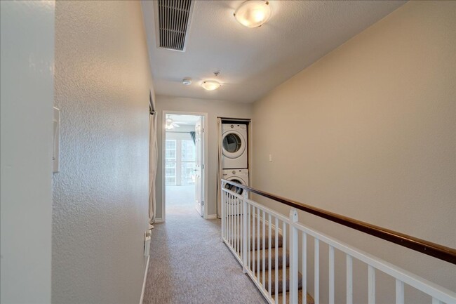 Building Photo - Remodeled 2-Bed, 2.5-Bath Townhome, 2 Park...