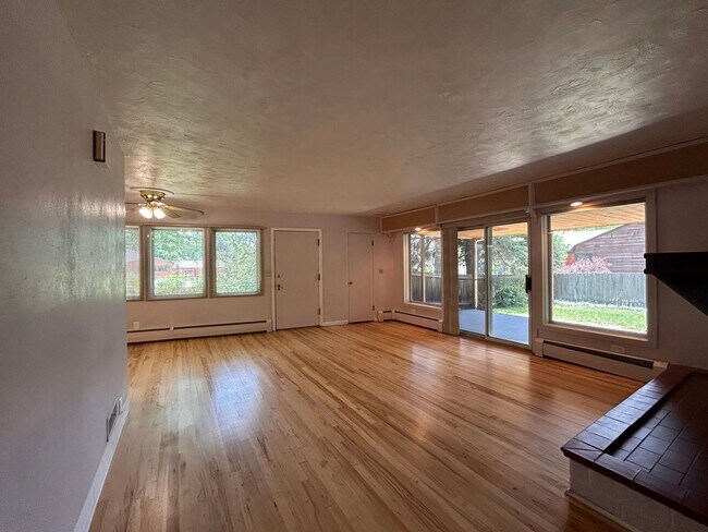 Building Photo - $0 DEPOSIT OPTION. 2 BEDROOM 1 BATH, XERISCAPED YARD CLOSE TO BELMAR, O'KANE PARK AND ST ANTHONY'S!