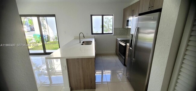 Building Photo - 110 NW 11th Ct