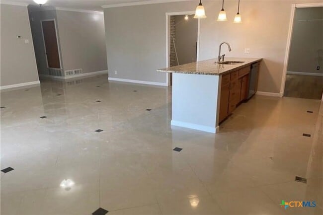 Building Photo - 200 Uecker Dr