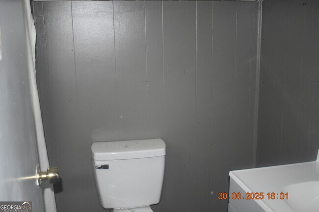 Building Photo - 2705 Village Green Ln