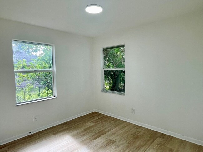 Building Photo - Spacious 4 Bedroom 2 Bathroom Single Famil...