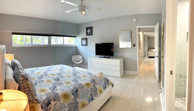 Building Photo - 1705 N Riverside Dr