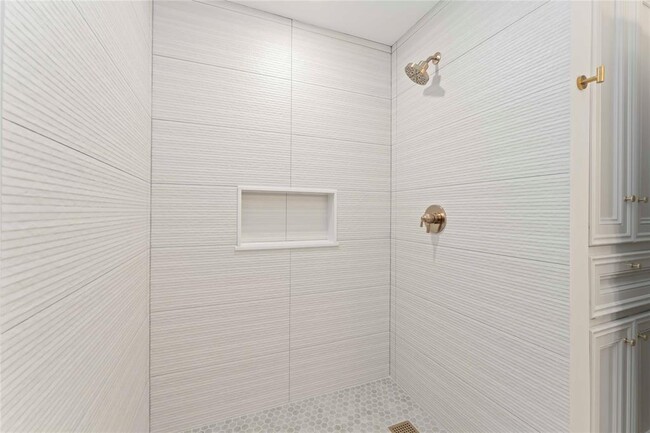 Building Photo - 14147 Hillvale Dr