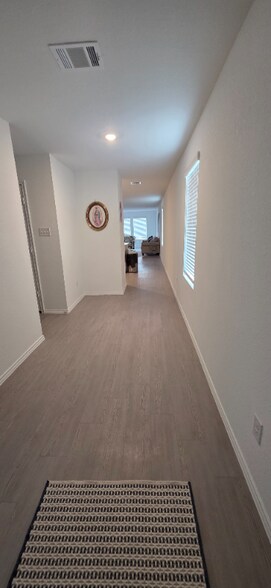 Building Photo - 115 Kings Row Ln