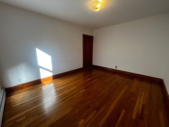 Building Photo - Inviting 2-Bedroom 2nd Floor Apartment in ...