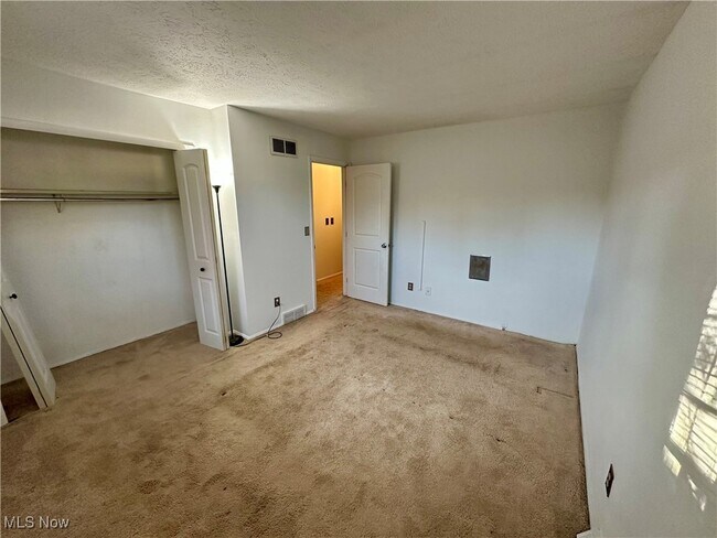 Building Photo - 6192 Jaycox Rd