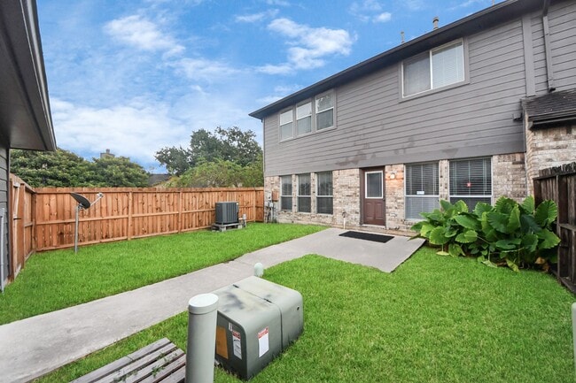 Building Photo - 2102 Gemini St