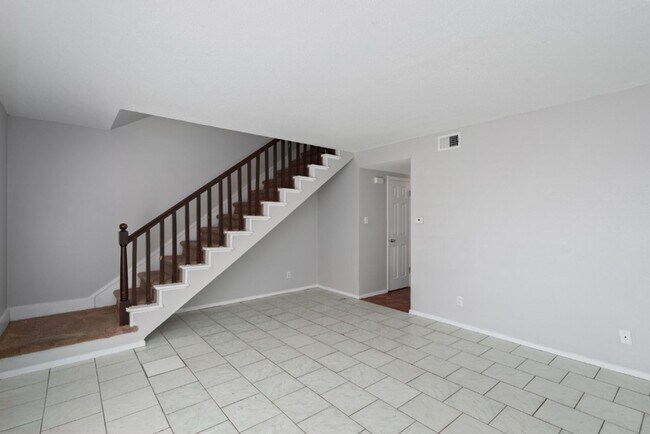 Building Photo - 5800 Belmoor Dr