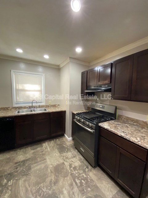 Building Photo - 215 Dogwood Ln