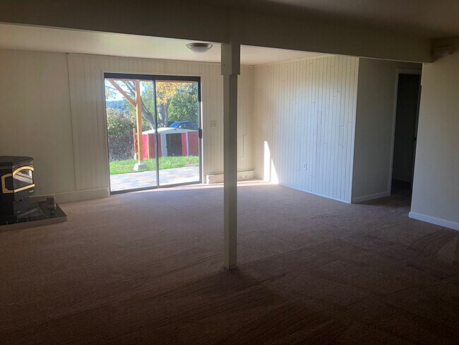 Building Photo - Charming 2 Bedroom, 2 Bonus Room Home with Beautiful Water view from Porch! Pets Negotiable!