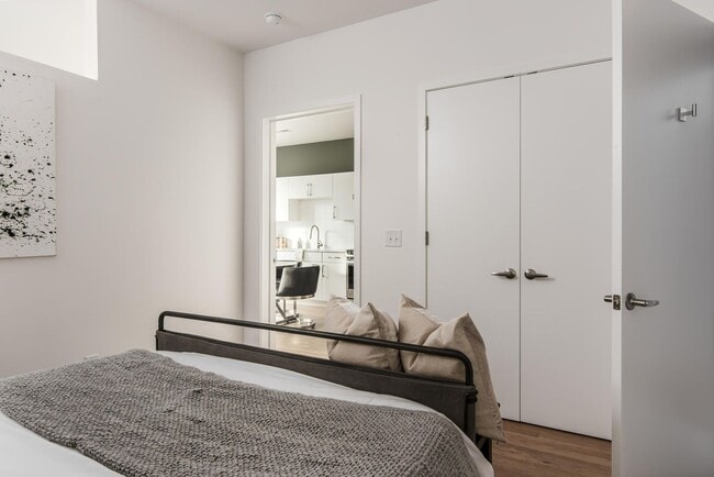 Building Photo - Stunning one bedroom unit in The Wedgewood section of town.