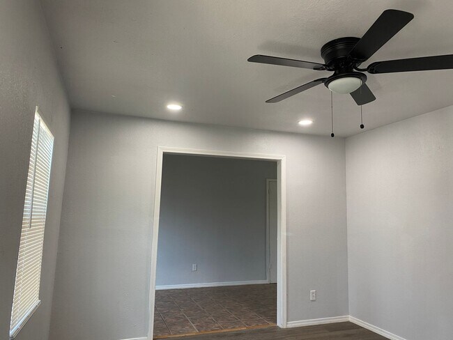 Building Photo - 3 Bedroom 1 Bath Home