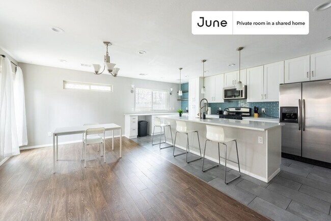 Building Photo - Private bedroom in 3 bed/2 bath Home