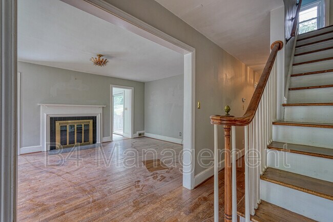 Building Photo - 925 Brentwood Dr