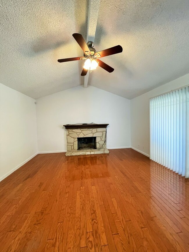 Building Photo - Recently Refreshed 4 bedroom, 2 bath Natom...