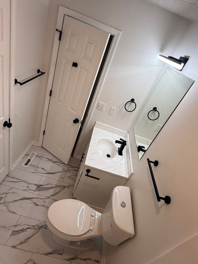 Building Photo - Spacious 4 bedrooms and 2 full baths home located on S Franklin St in Spring Hill