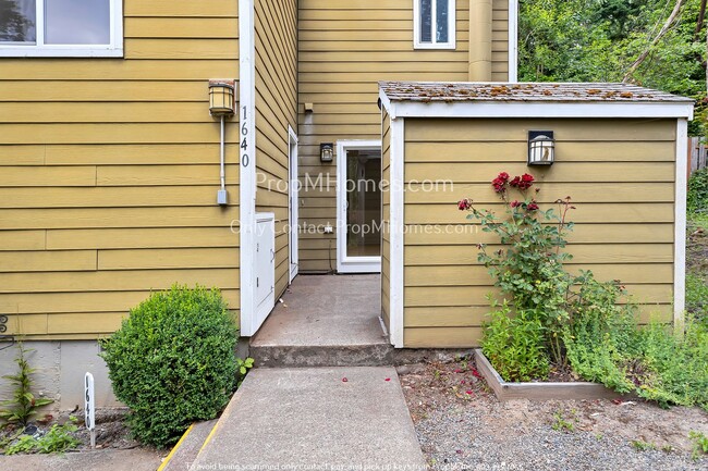 Building Photo - Stylish Two Bedroom Condo In West Linn! Mo...