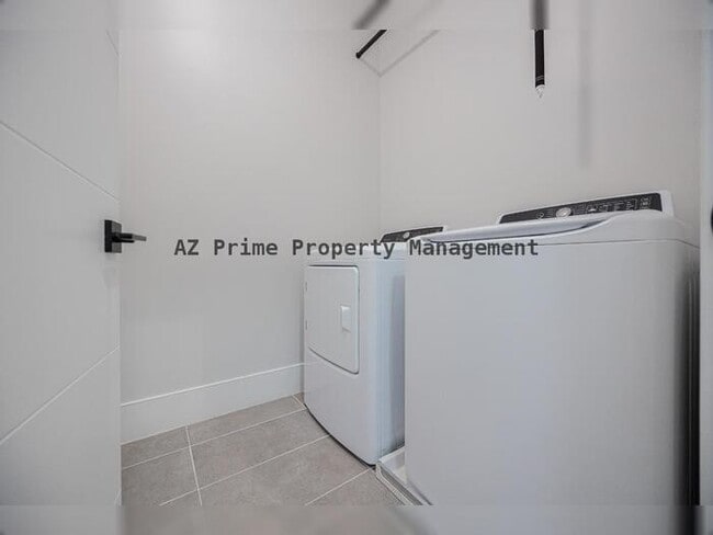 Building Photo - 142 E Hearne Way