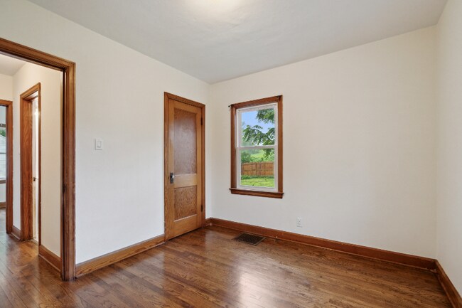 Building Photo - 413 16th Ave SW