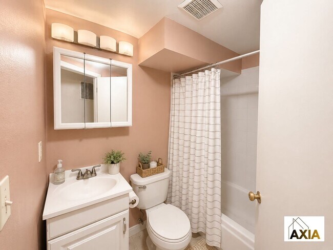 Building Photo - 5BD/3BA in Martin Acres w/a Backyard Oasis!