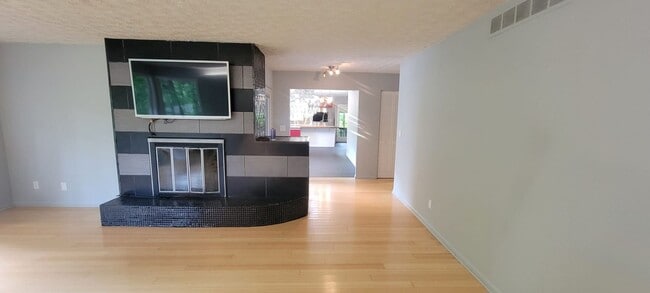 Building Photo - 4 bedrooms 3 baths beautiful house