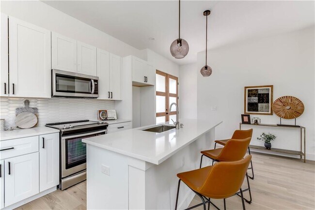 Building Photo - 4800 Vinson Dr