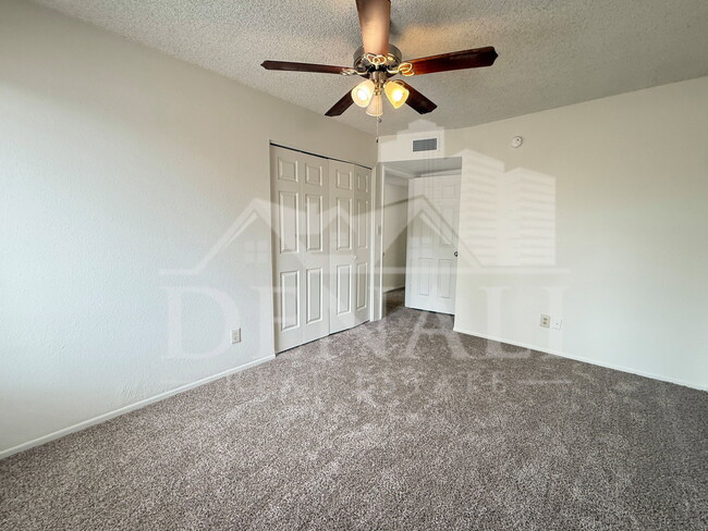Building Photo - 1016 W Nido Ave