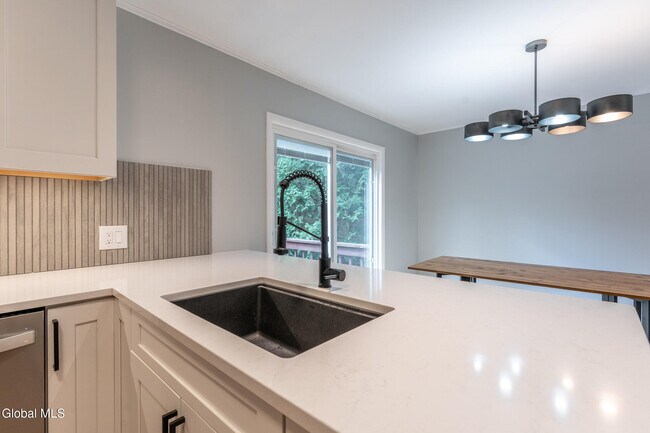 Building Photo - 3 Heather Ln