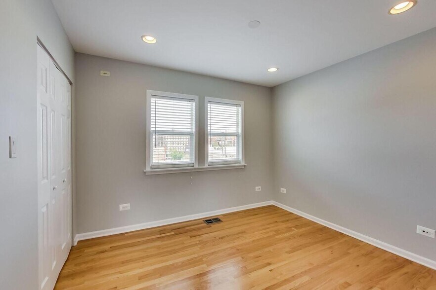 Building Photo - 1632 W Blackhawk St