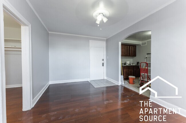 Building Photo - 6930 N Greenview Ave