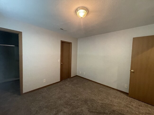 Building Photo - 6924 N Edison Ave