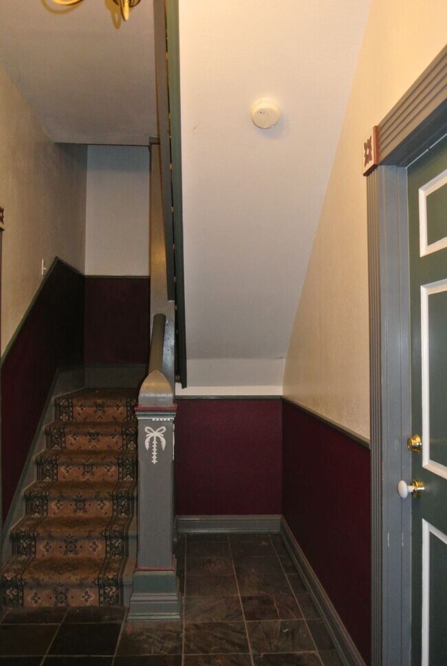 Building Photo - Beautiful Ground Level 1Bed/1Bath with Deck Close to Downtown Albany!