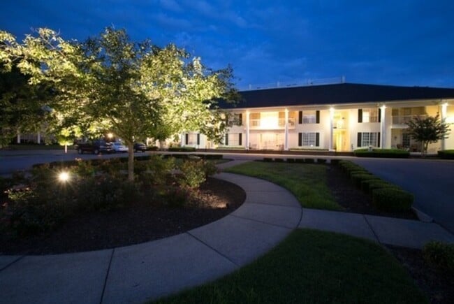 Building Photo - Townhome Close to MTSU