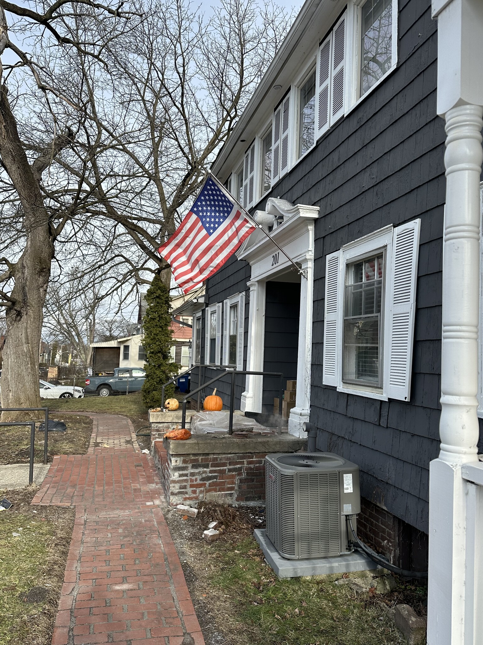 Building Photo - 201 Salt Springs Rd