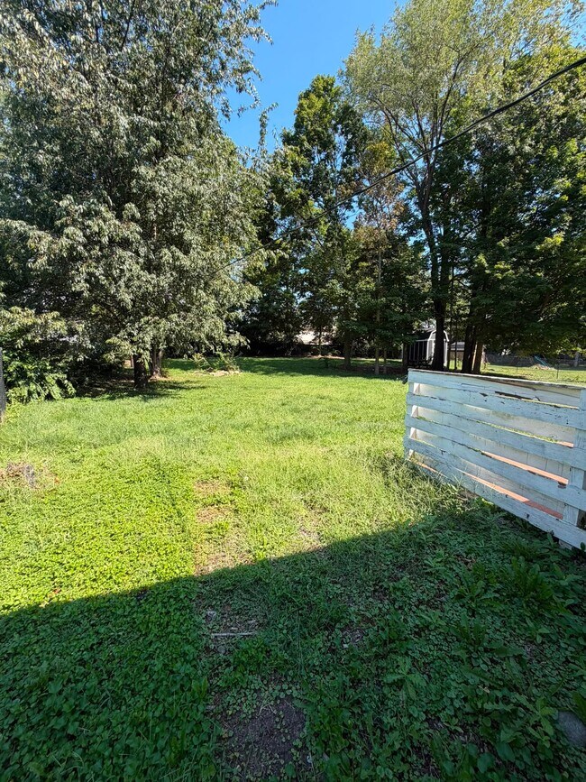 Building Photo - 2706 Lakewood Dr N
