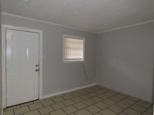 Building Photo - Cozy Two Bedroom One Bathroom  Apartment!