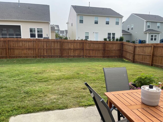Building Photo - 3/2.5 House with Fenced-In yard and GORGEOUS interior!