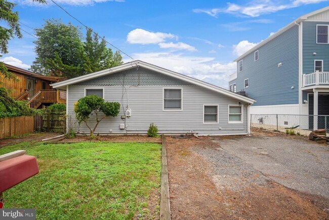 Building Photo - 9 Admiral Dr