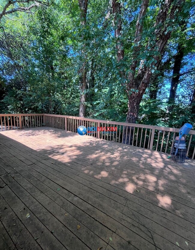 Building Photo - Newly renovated ranch in the COLLINS HILL ...
