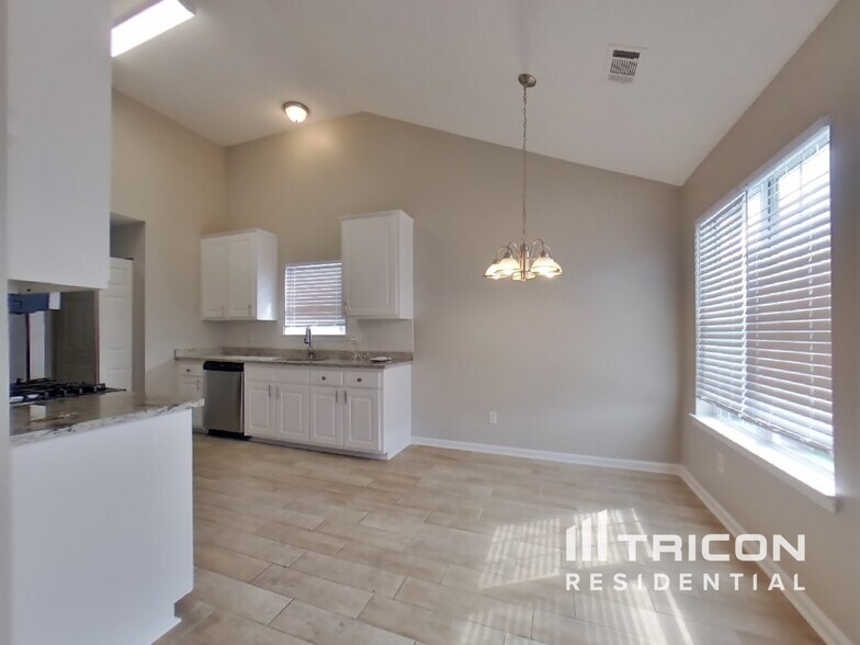 Building Photo - 7009 Glen Valley Way