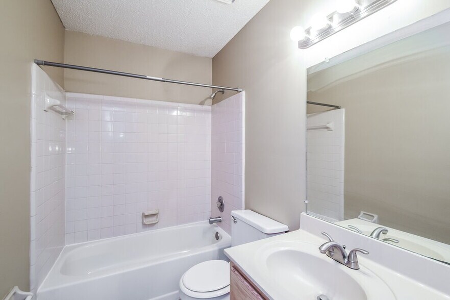 Building Photo - 6498 Heatherwood Dr