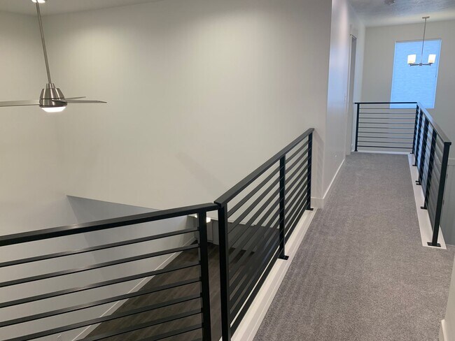 Building Photo - Beautiful Willow Point Townhome