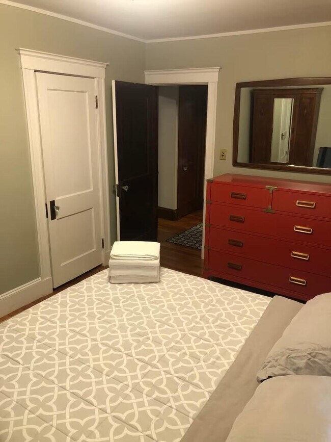 Building Photo - 112 Manthorne Rd