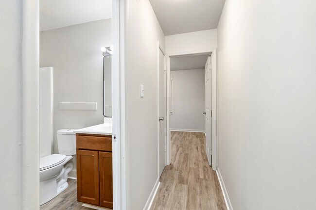 Building Photo - Newly Renovated 5 Bedroom Unit!