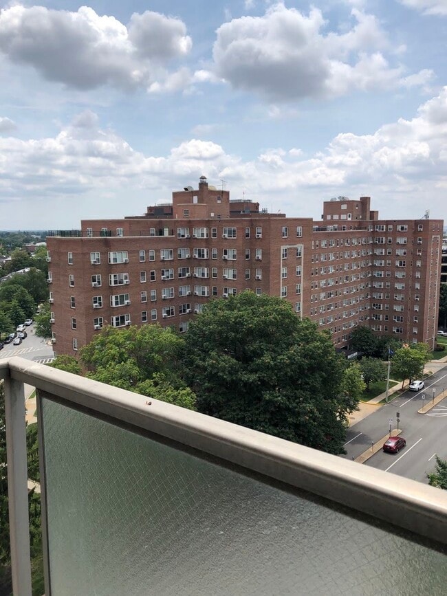 Building Photo - 1 E University Pkwy