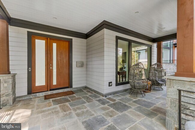 Building Photo - 1513 Oakview Dr