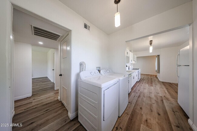 Building Photo - 4635 N 11th Pl