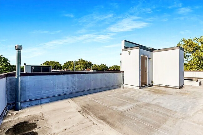 Building Photo - 694 E 38th St